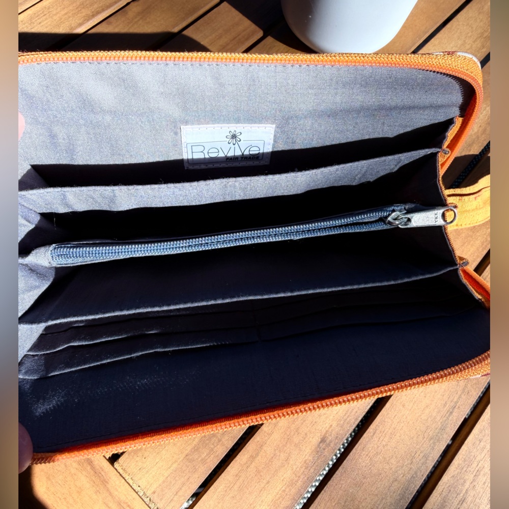 Revive Fair Trade wristlet - Picture 4 of 4